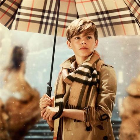 figlio beckam campagna burberry|Romeo Beckham for Burberry Campaign 2014 .